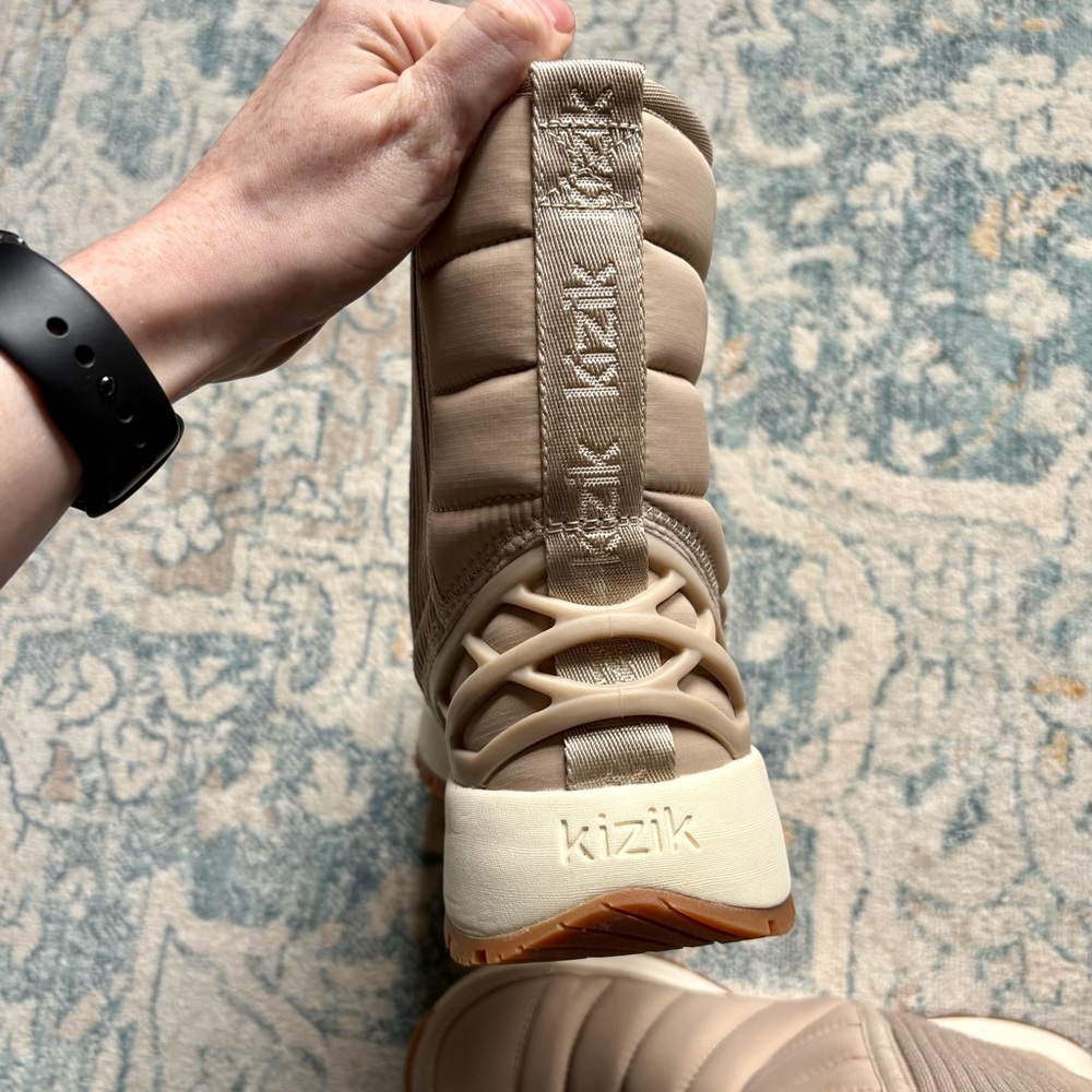 KIZIK Women's Juno Mid Boot in Doeskin Tan Hands Free Shoe Snow Boots Size US 8 - Picture 11 of 12